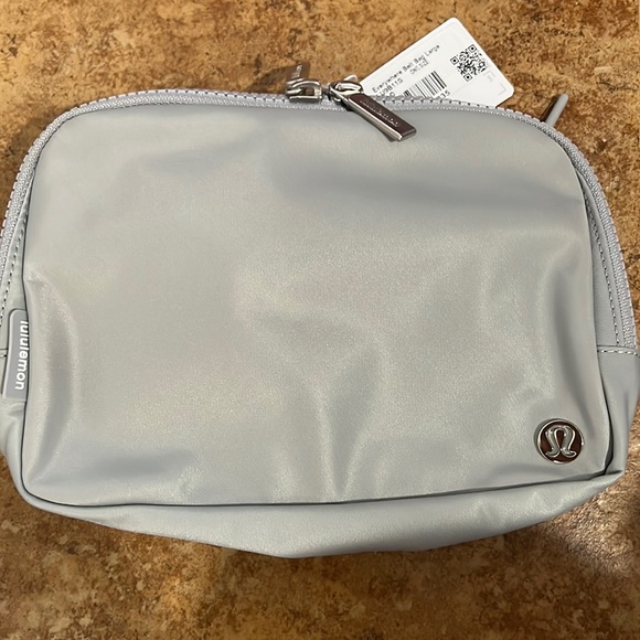 NWT Large Everywhere Belt Bag in Silver Drop! - Picture 2 of 10
